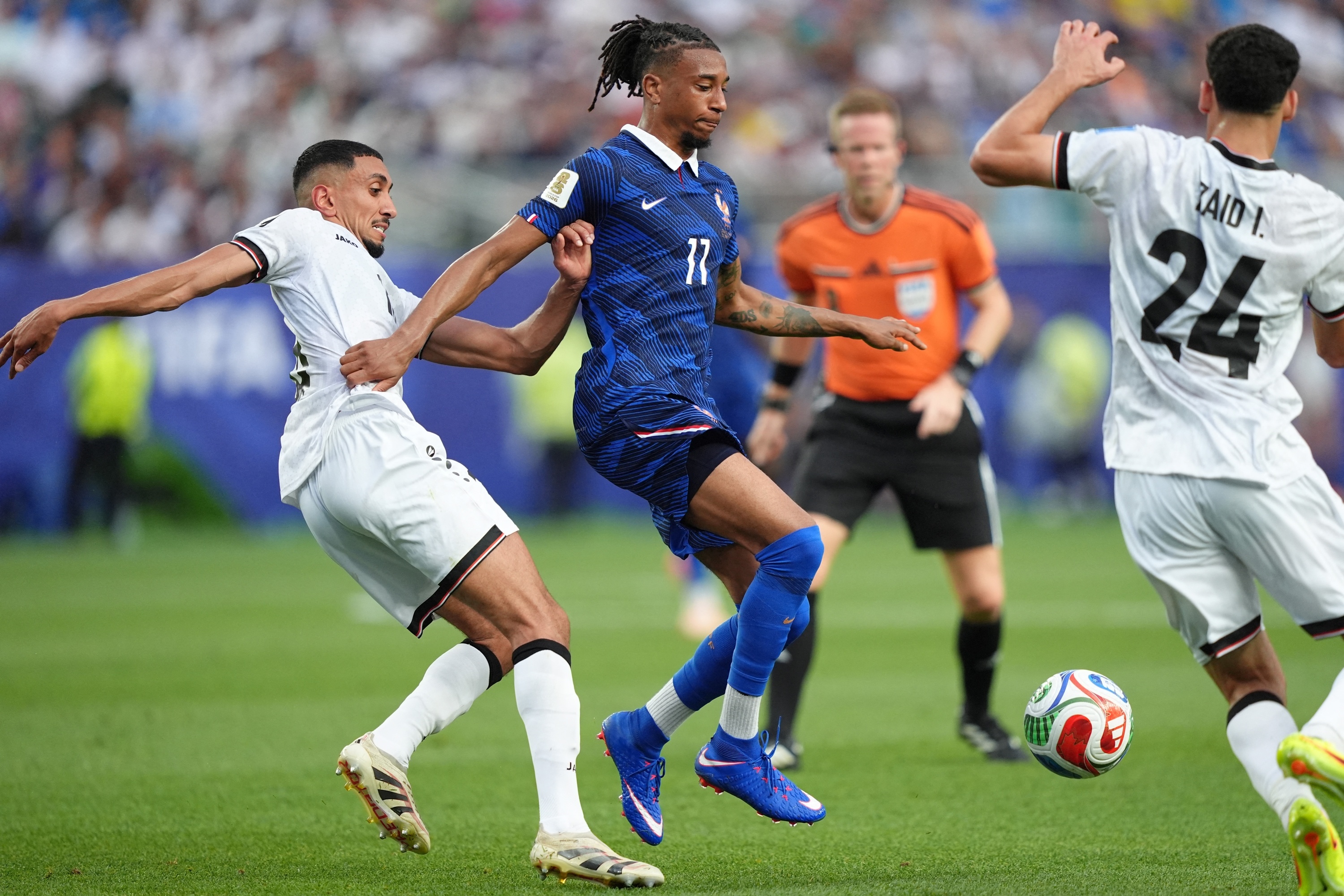 Olise can bang ky luc lich su cua Mbappe hinh anh