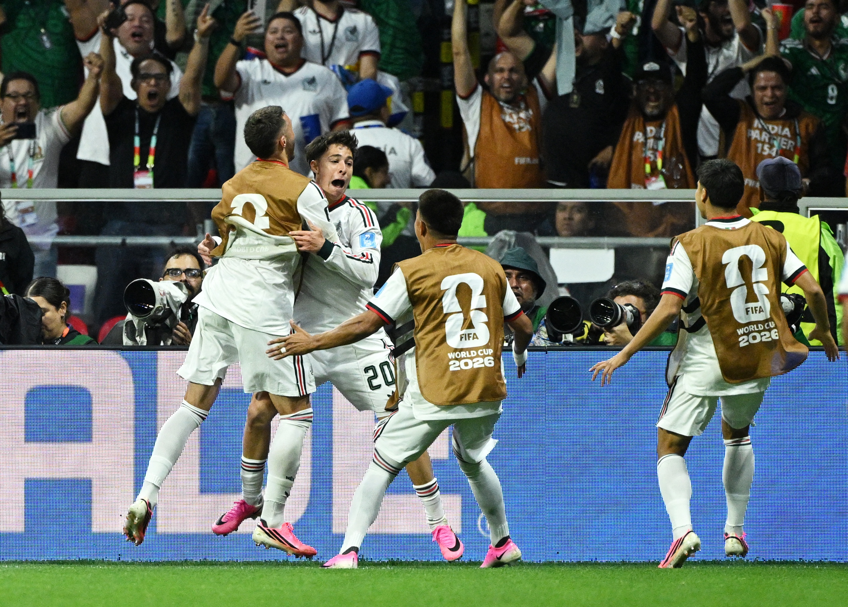 CH Czech 0-2 Mexico: Chu nha World Cup thang hoa hinh anh