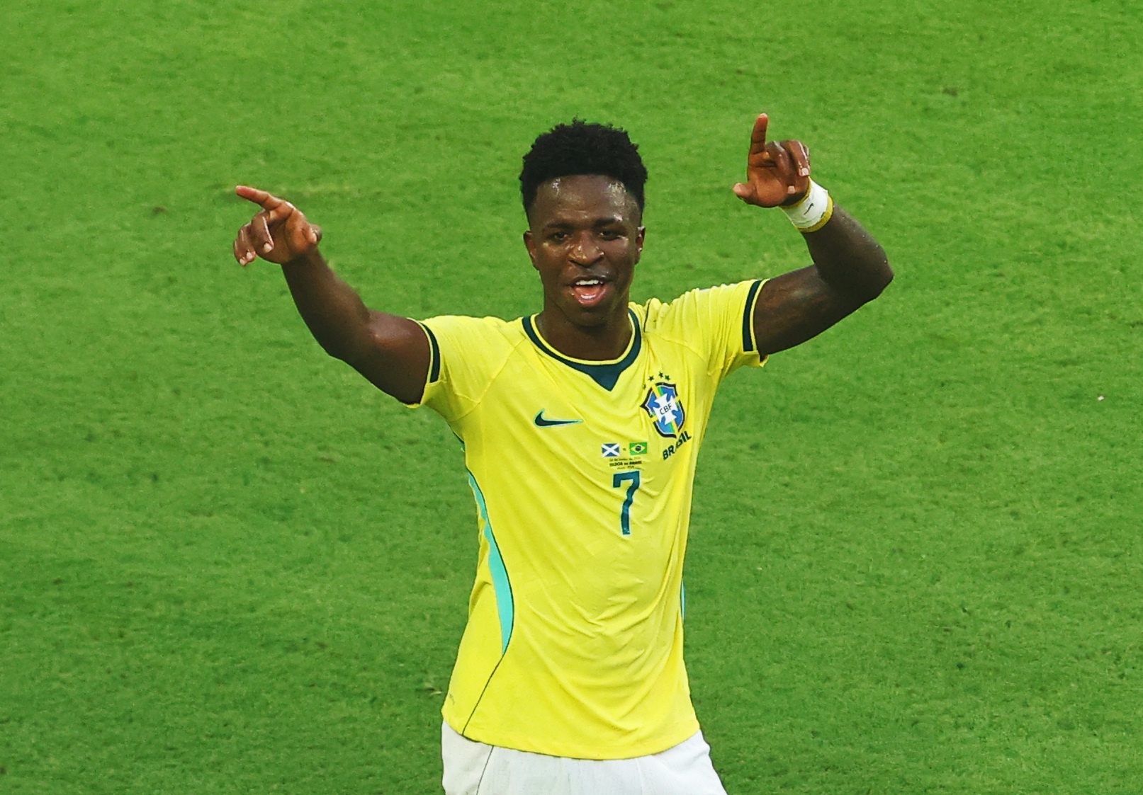 Vinicius sanh ngang hang loat huyen thoai Brazil hinh anh