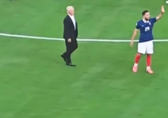 Cherki gat tay Deschamps giua man an mung hinh anh