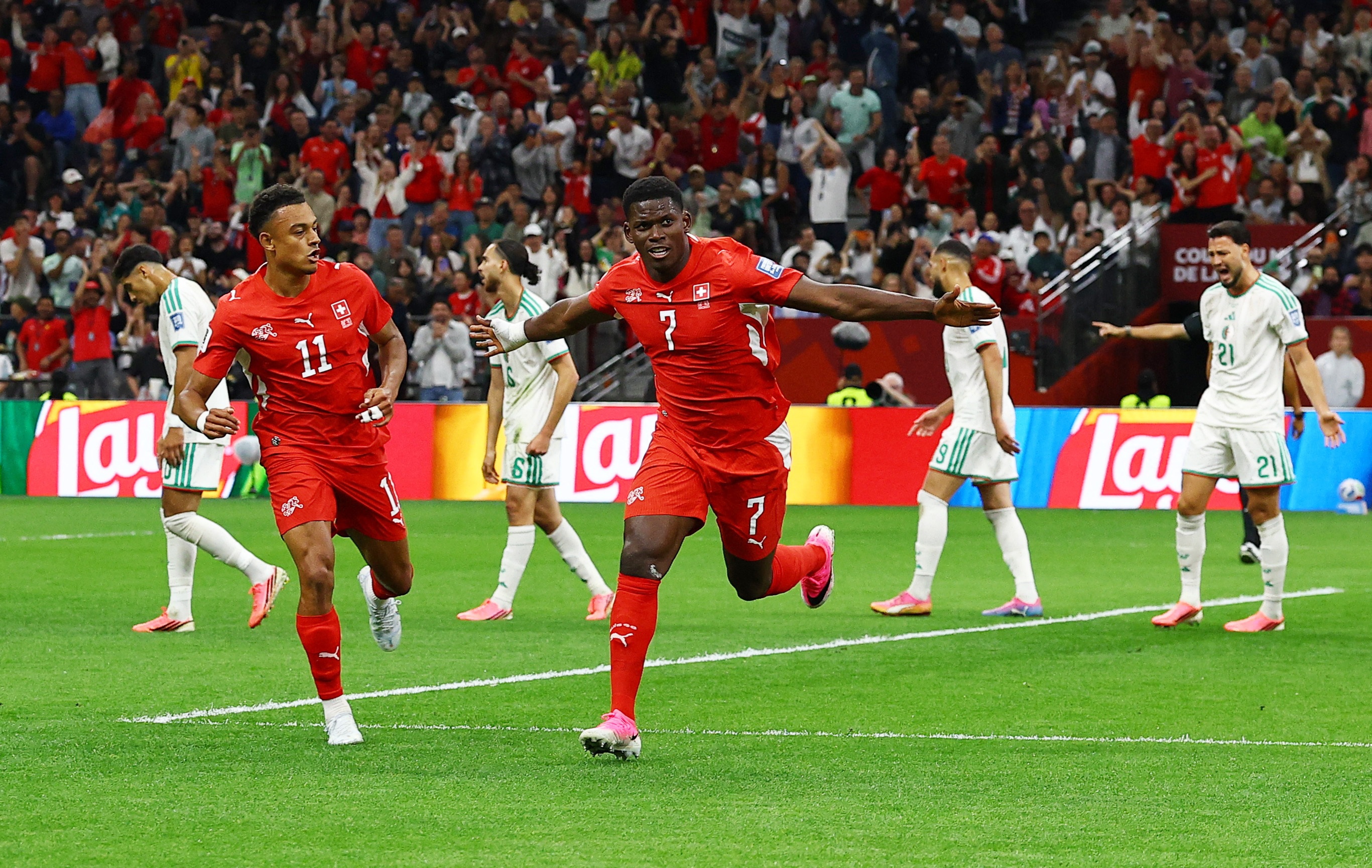 Embolo đưa Thụy Sĩ tiến sâu ở World Cup