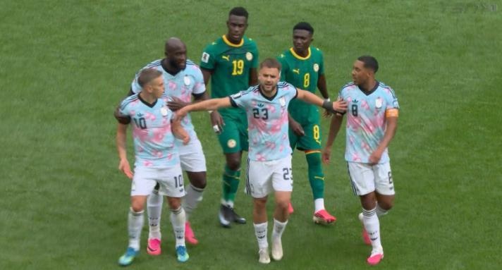 Trossard va Tielemans suyt danh nhau tren san hinh anh