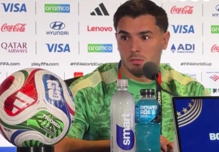 Diaz 'dung hinh' vi su co hy huu tai World Cup hinh anh