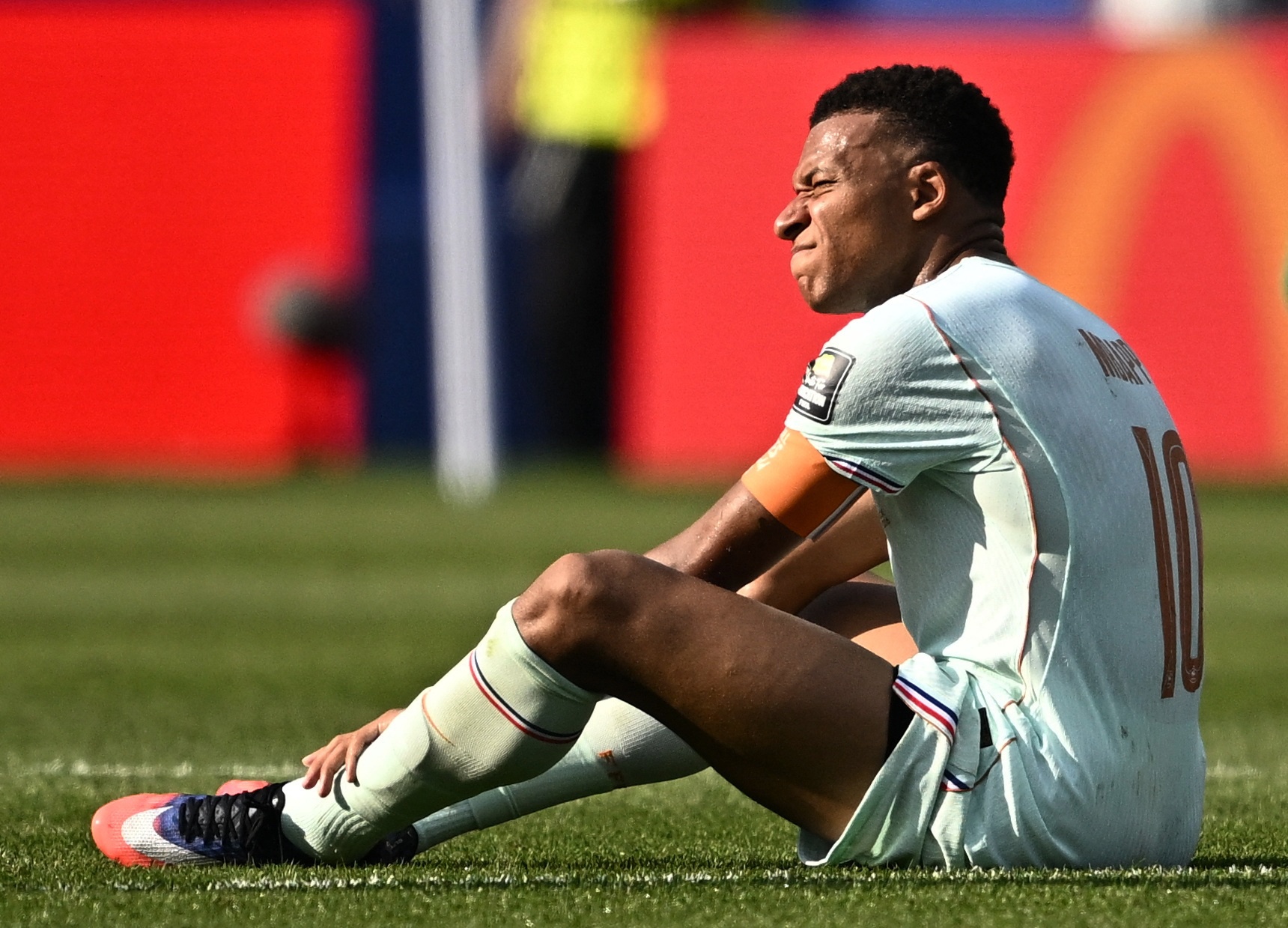 Tinh trang chan thuong cua Mbappe hinh anh
