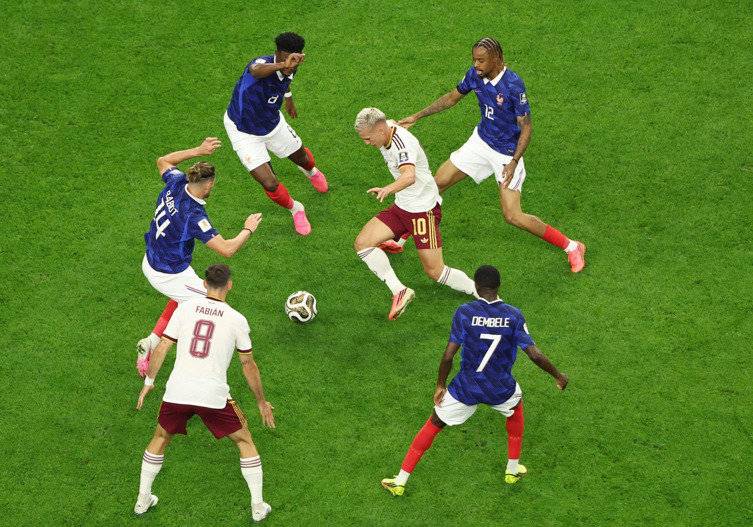 'Iniesta mới' khiến tuyển Pháp ôm hận