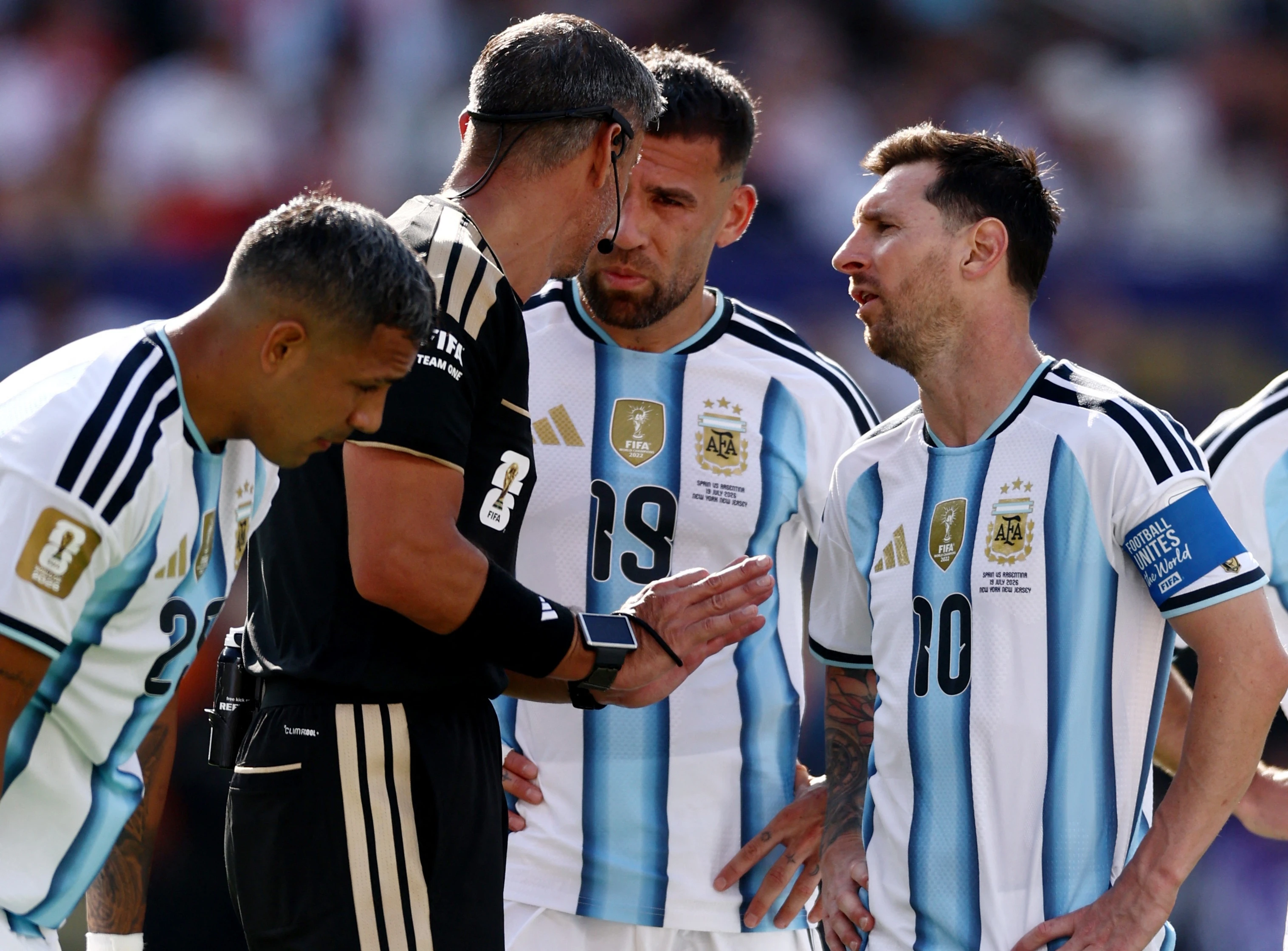 Rooney mắng hành động 'tuyệt vọng' của Messi