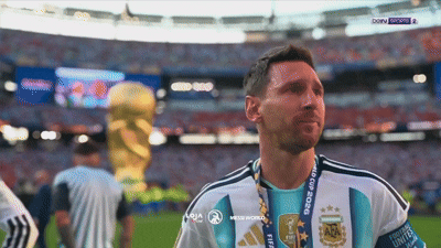 Messi bật khóc