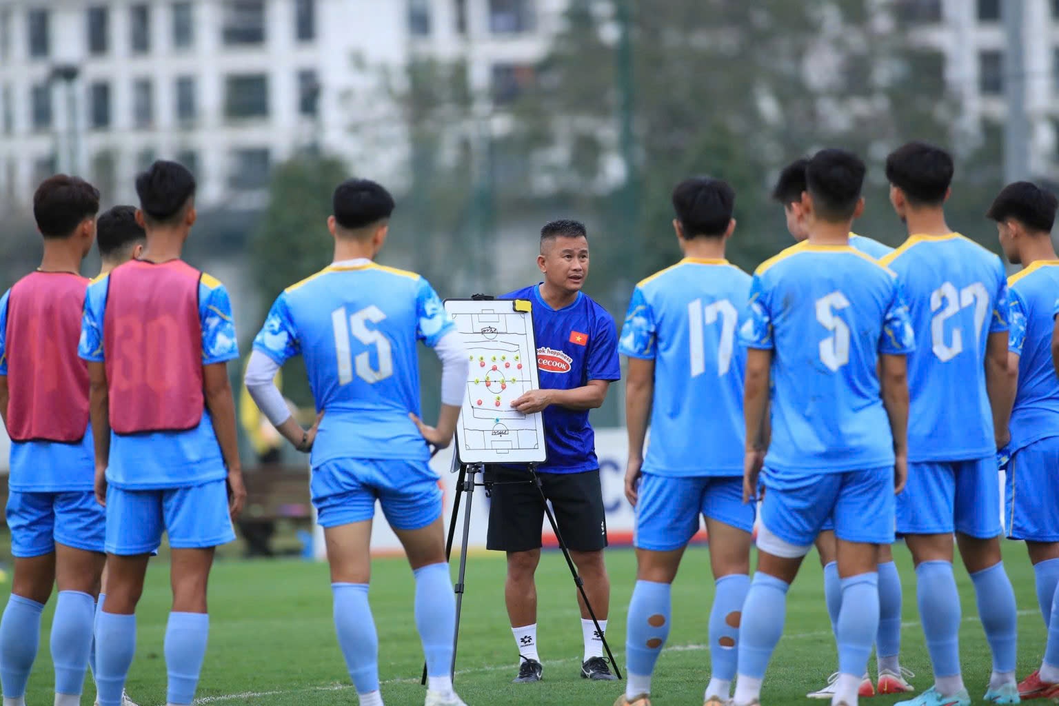 Bận ASEAN Cup, ông Kim giao U23 Việt Nam cho trợ lý