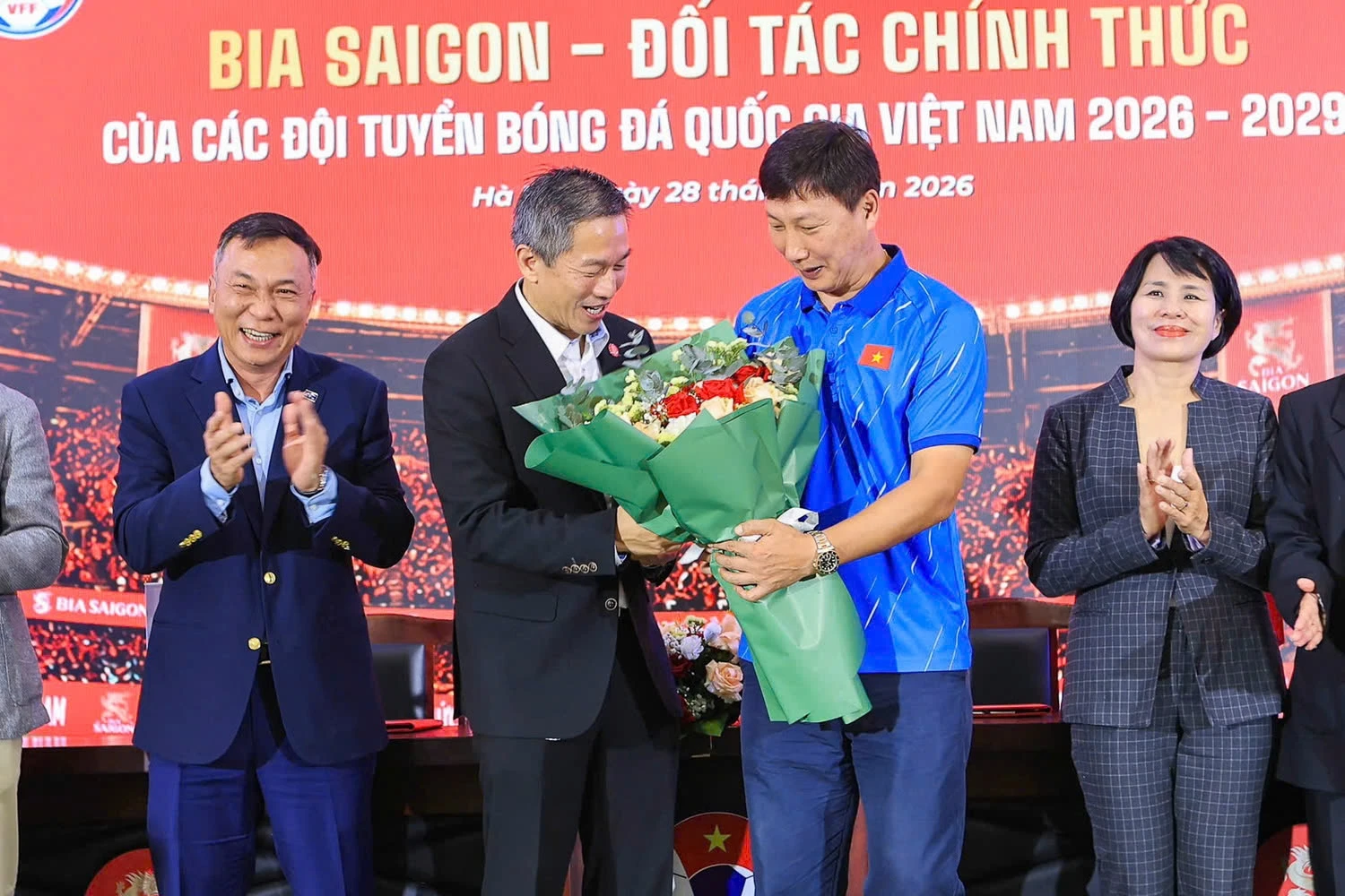 Bóng đá Việt Nam tiếp tục nhận tài trợ lớn