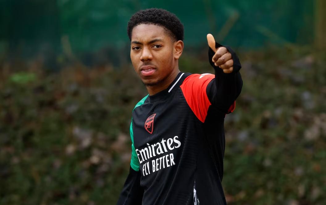 MU tính chuyện 'rút ruột' Arsenal