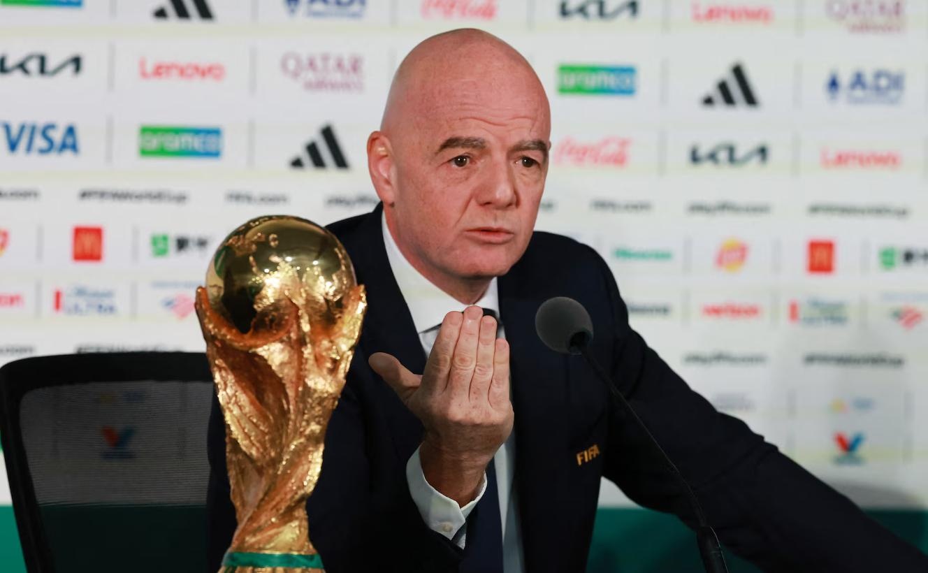 Chủ tịch FIFA bị cáo buộc tống tiền