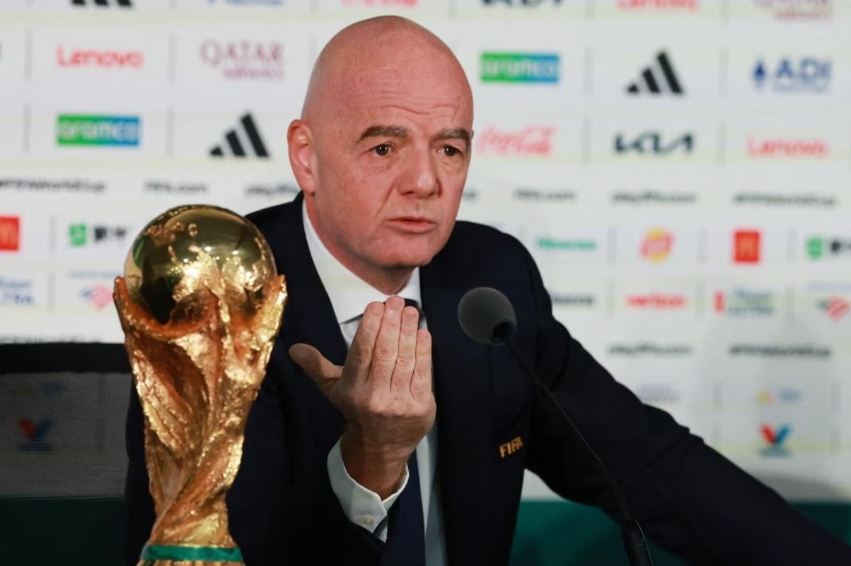 Chủ tịch FIFA lộ khoản thù lao ngầm 1,76 triệu USD