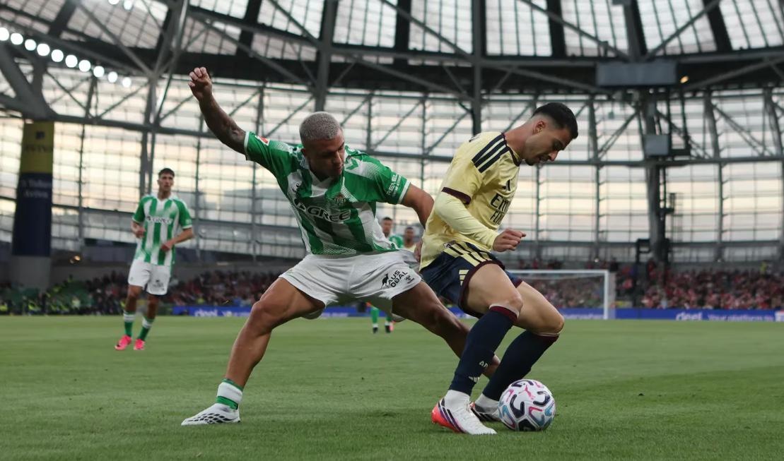 Arsenal thua đau Betis vì những sai lầm khó tin