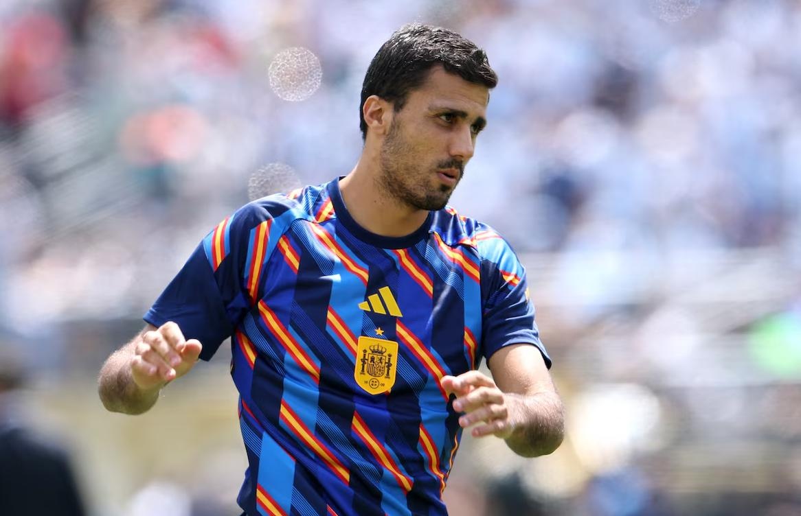 Barca 'phá bĩnh' Real vụ Rodri