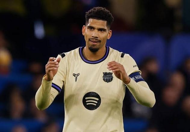 Araujo tới Liverpool