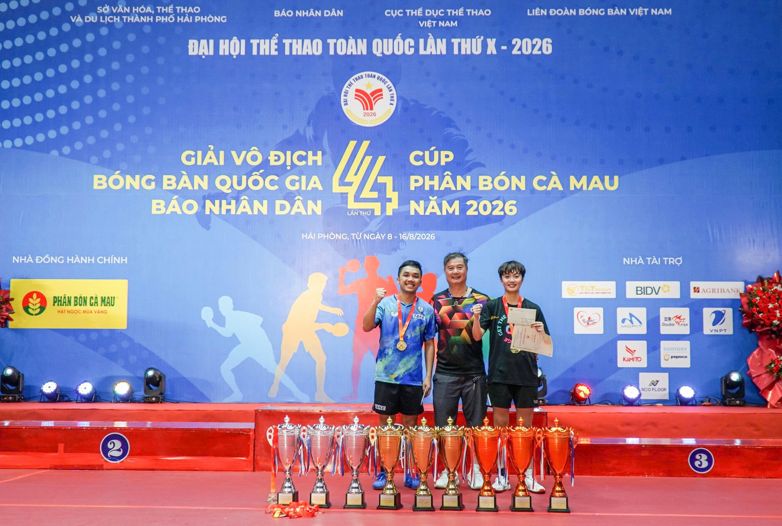 Đ&igrave;nh Đức,  Đinh Anh Ho&agrave;ng,  Anh Ho&agrave;ng,  Mai Ngọc,  B&oacute;ng b&agrave;n ảnh 1