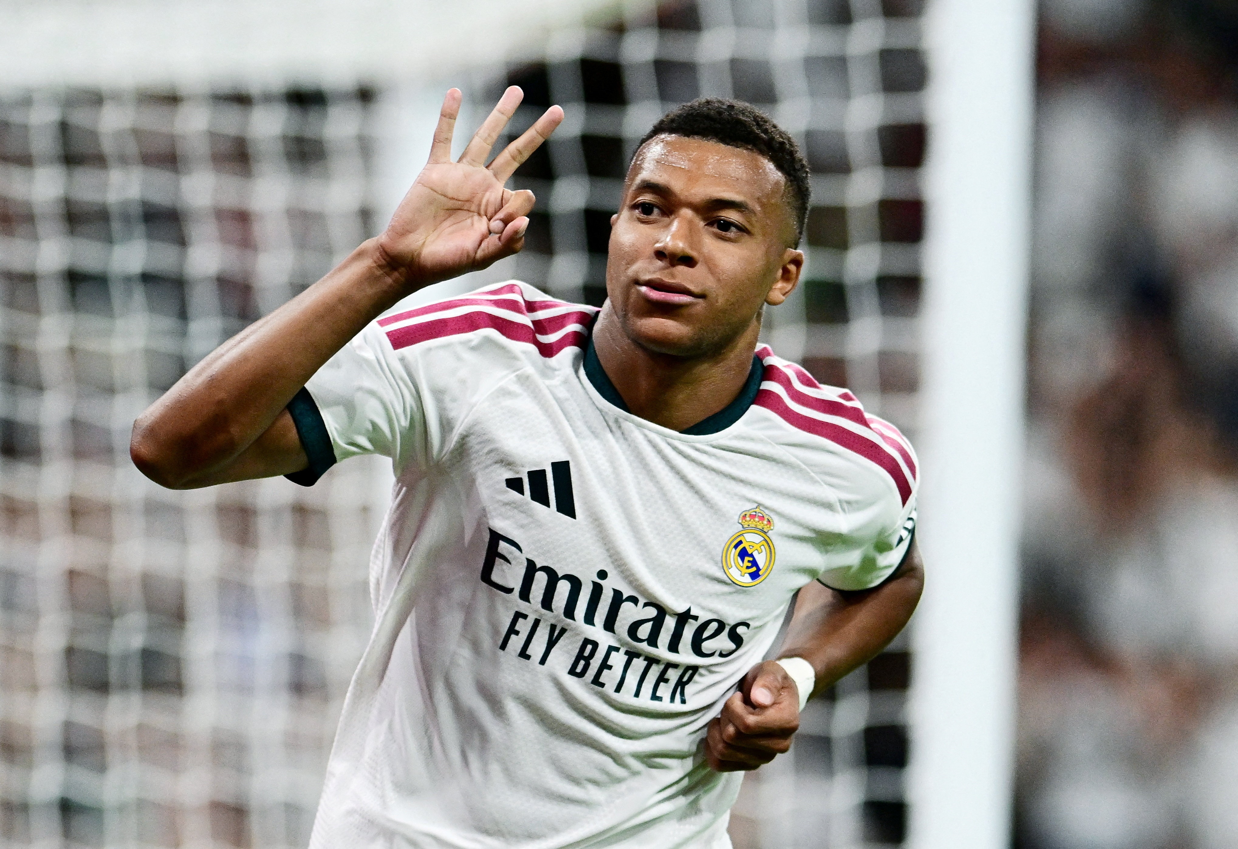 Real Madrid đè bẹp Sociedad nhờ cú hat-trick Mbappe