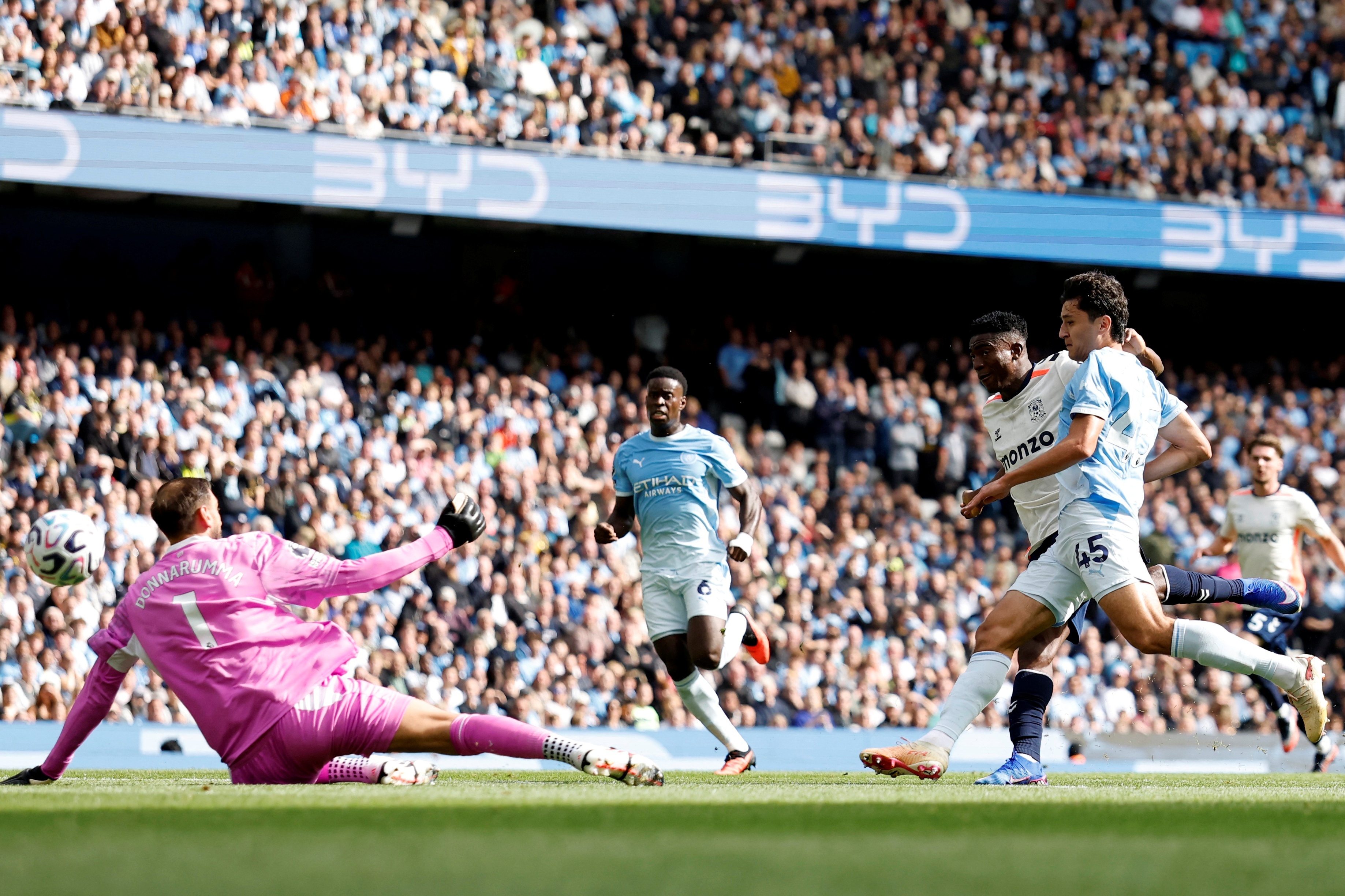 Man City 0-0 Coventry: Khung thành rung chuyển
