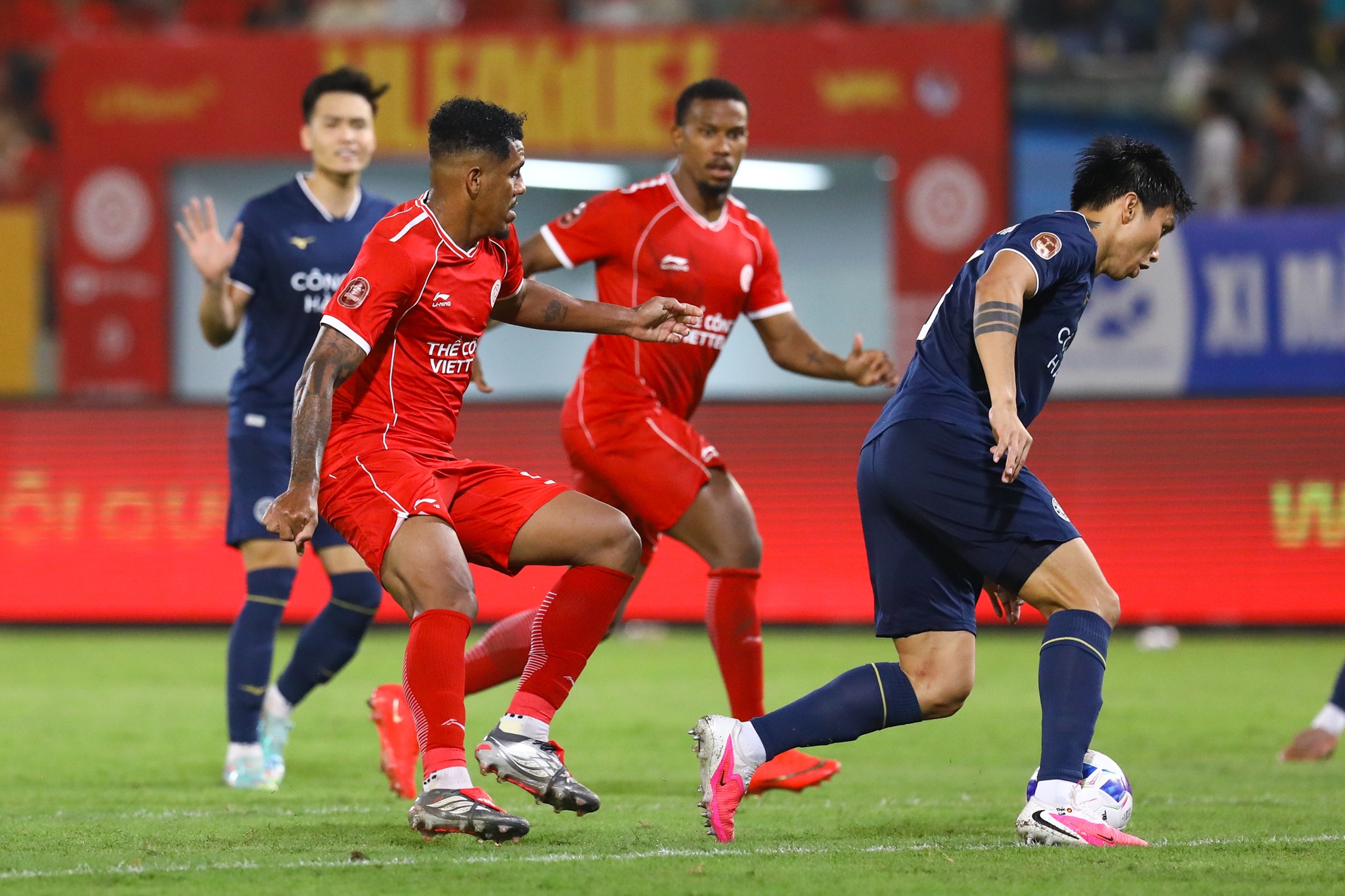 Thẻ đỏ Văn Hậu ảnh 10