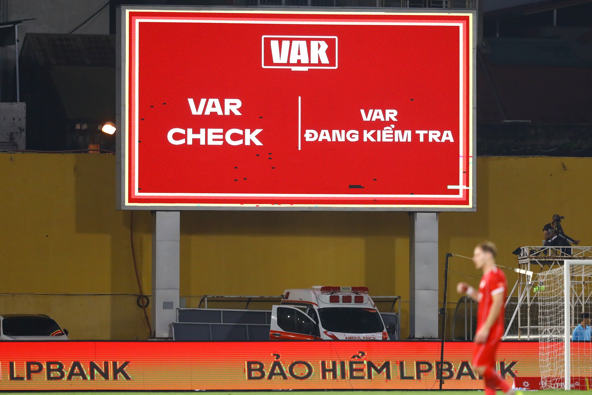 Thẻ đỏ Văn Hậu ảnh 3