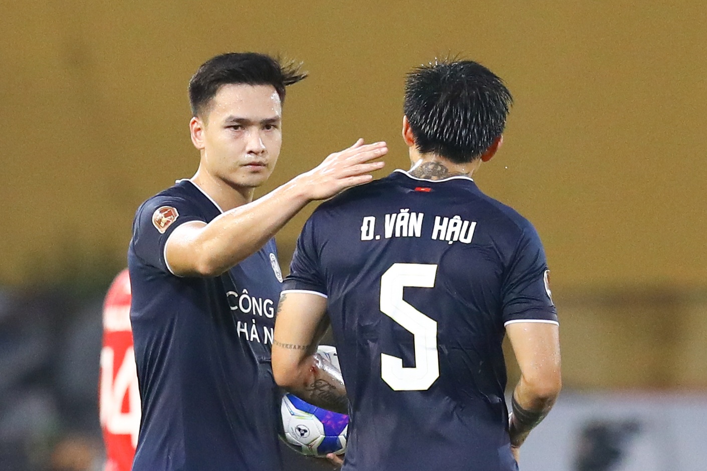 Thẻ đỏ Văn Hậu ảnh 8