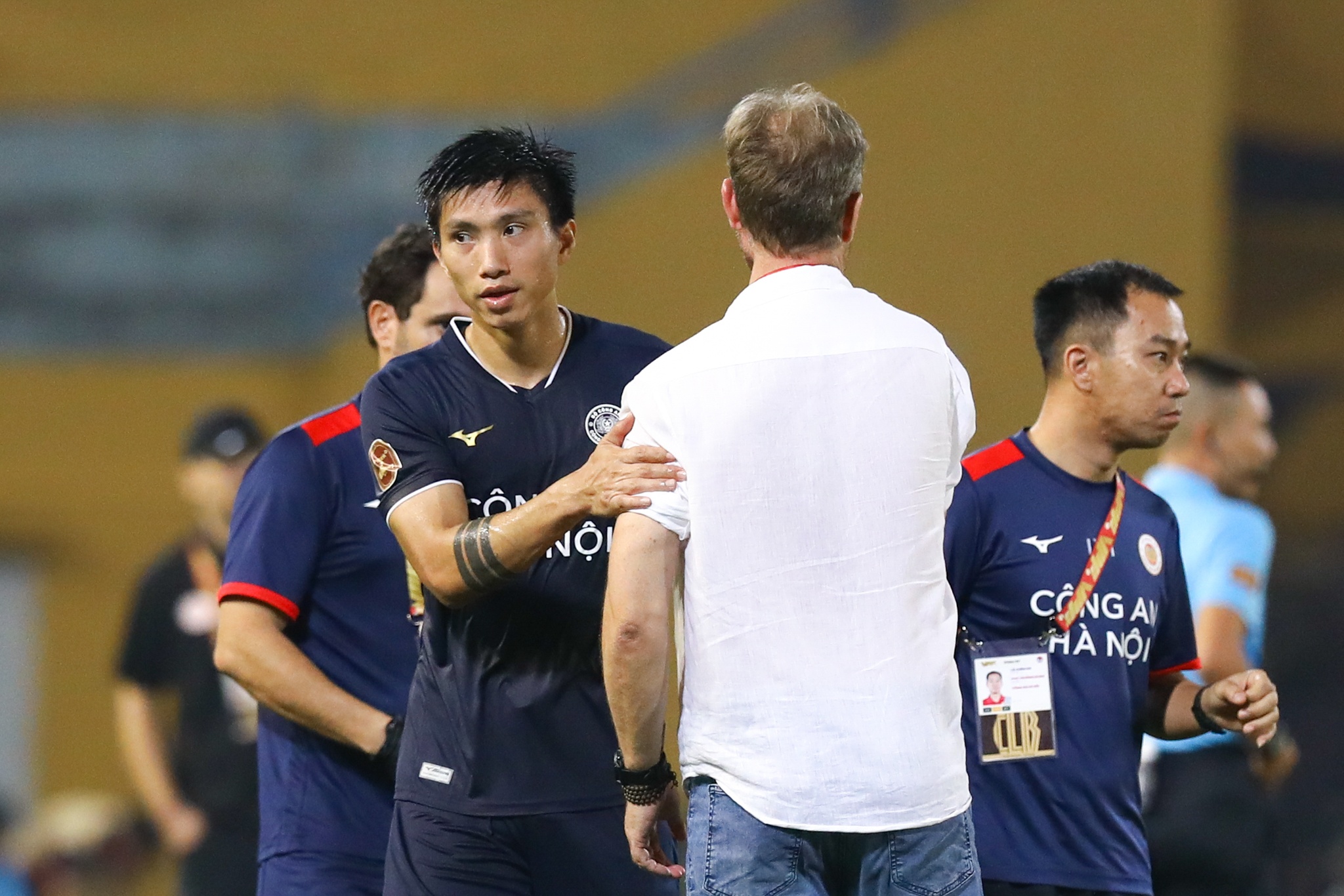 Thẻ đỏ Văn Hậu ảnh 9