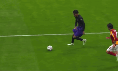 Yamal khiến hậu vệ Galatasaray bất lực với pha xử lý dị thường
