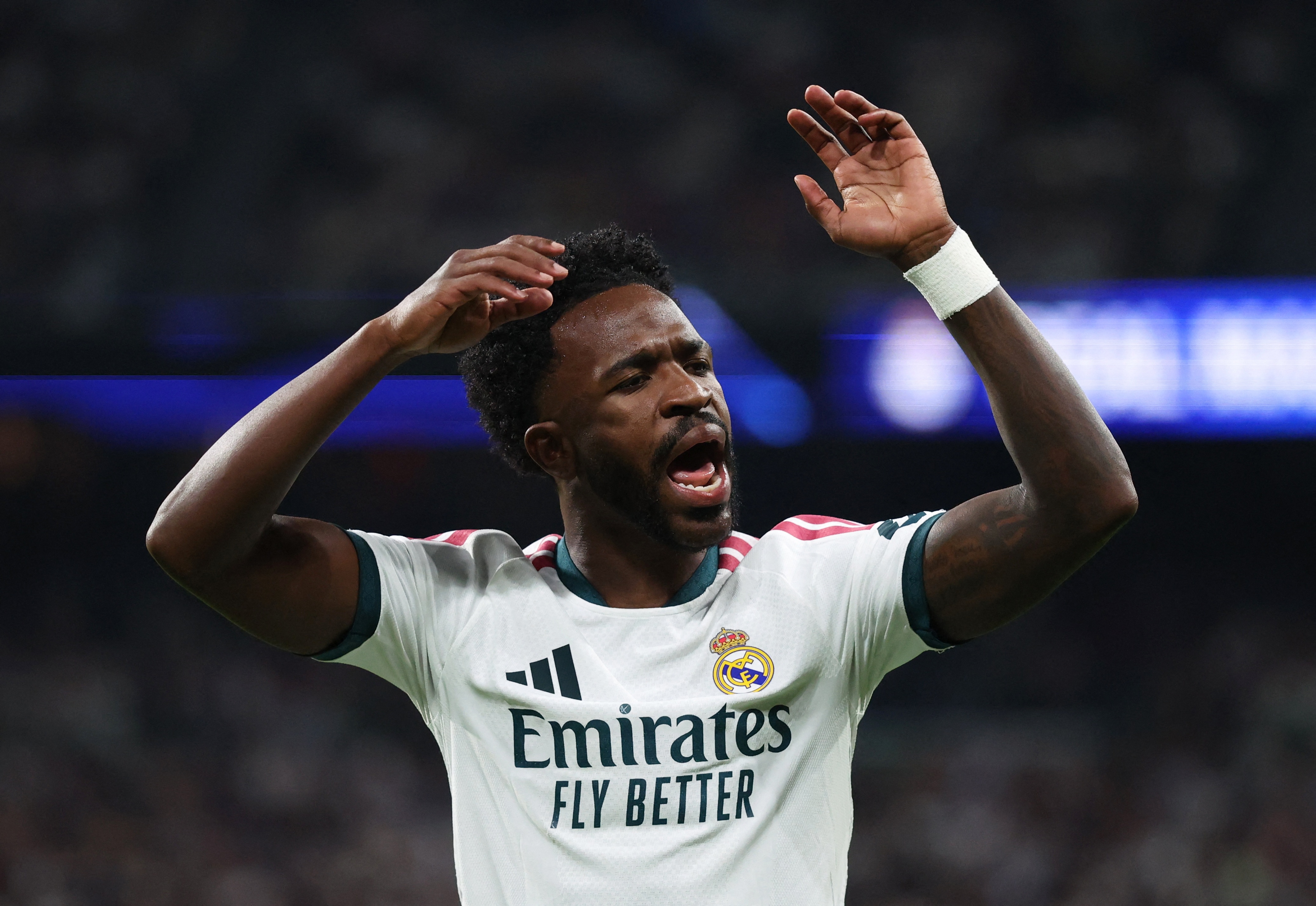Vinicius lỡ El Clasico