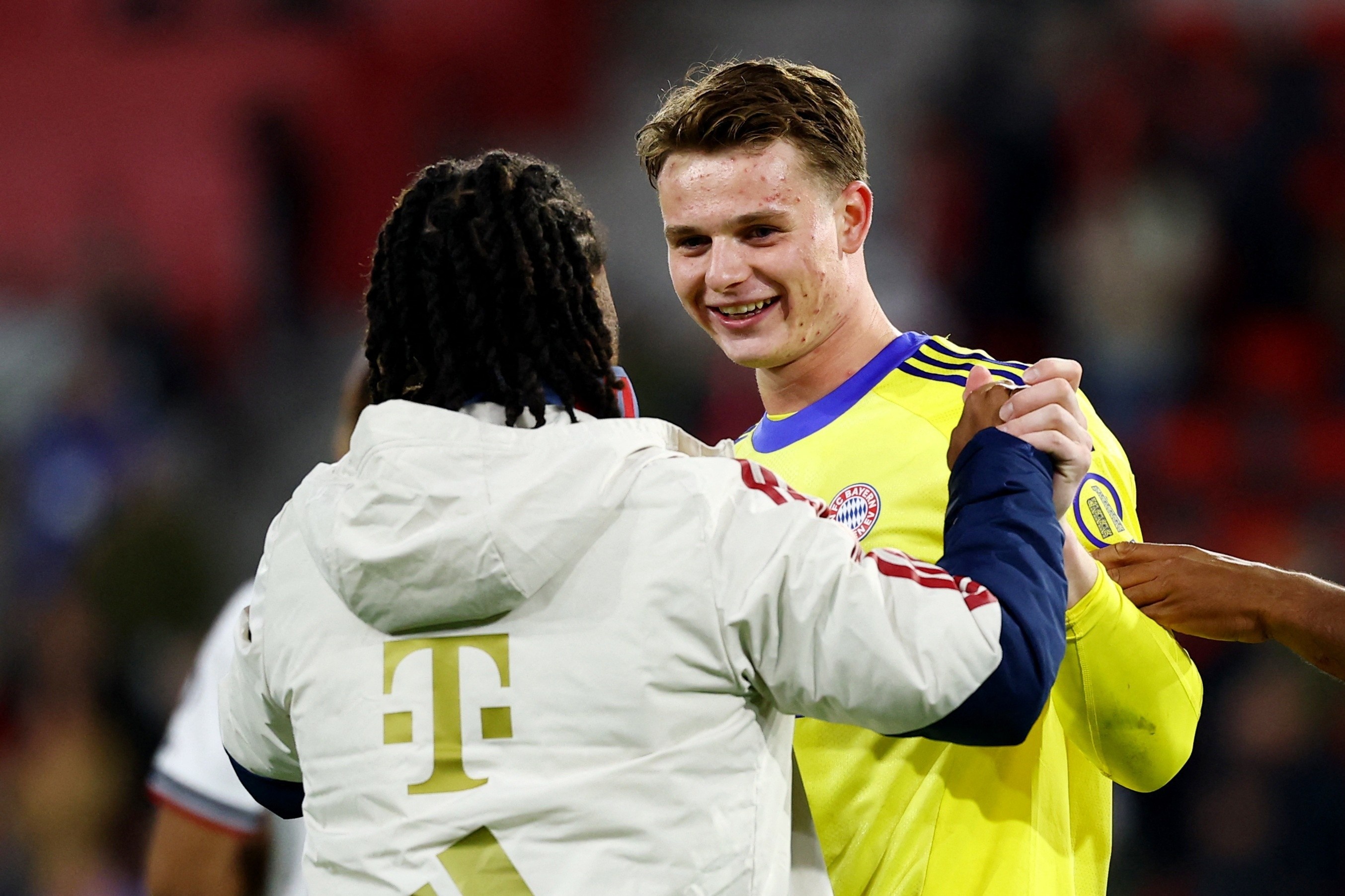 Bayern Munich đòi lại ngôi đầu Bundesliga