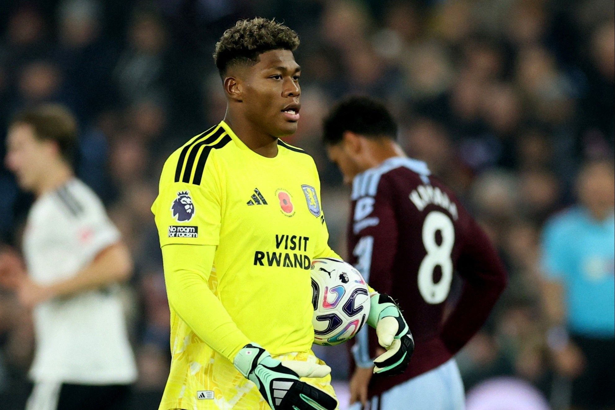 Sao Nhật Bản khiến Aston Villa mất điểm cay đắng