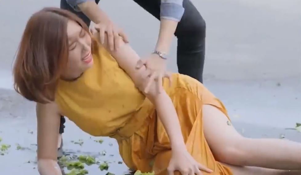 ‘Gao nep gao te’: Han catwalk ngoai duong, vo tinh bi tat nuoc cam heo hinh anh