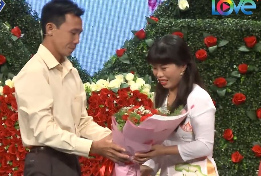 Man to tinh cua cap U40 voi doa hoa sen tu bo va buc thu tinh lang man hinh anh