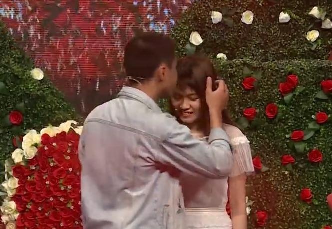 9X tu nhan dep trai, trao nu hon dau cho ban gai tren song truyen hinh hinh anh