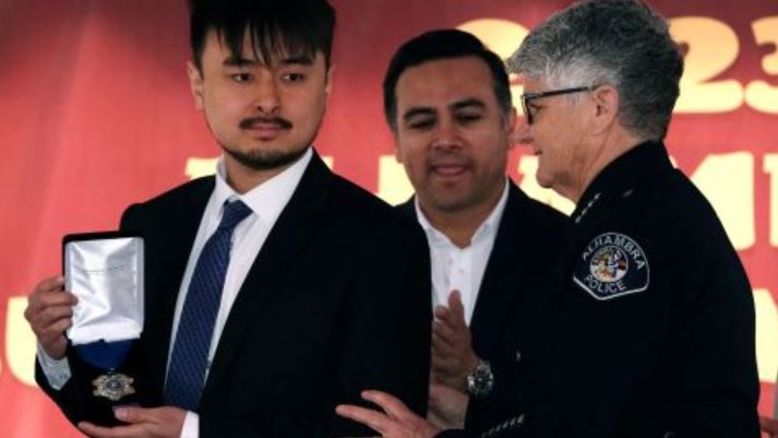 Bi kich noi bi kich,  xa sung hang loat,  bao luc xa hoi,  tuan le bi kich anh 5