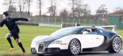 Cristiano Ronaldo dua voi Bugatti Veyron hinh anh