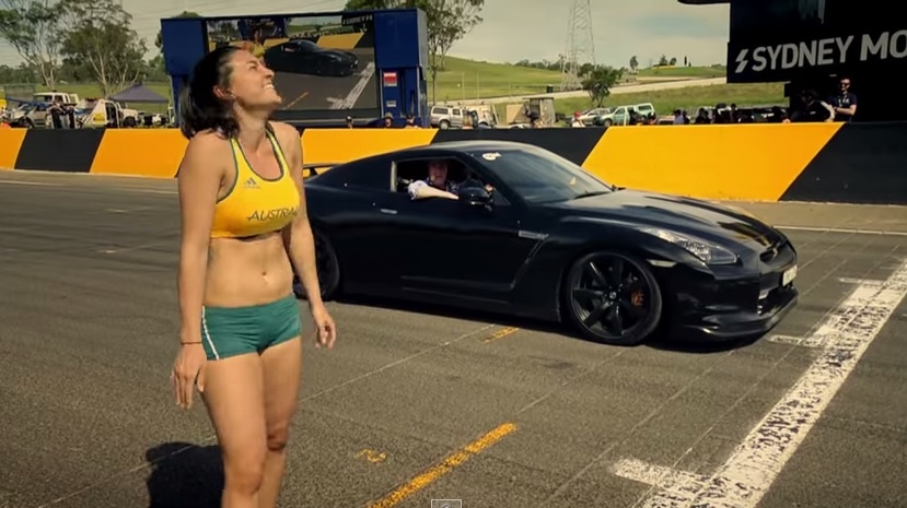 Nu van dong vien sexy chay dua voi Nissan GT-R hinh anh