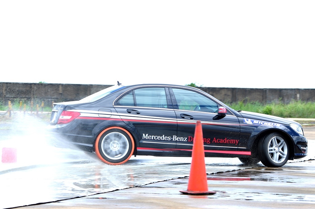 Lai thu xe Mercedes mien phi tai Da Nang hinh anh