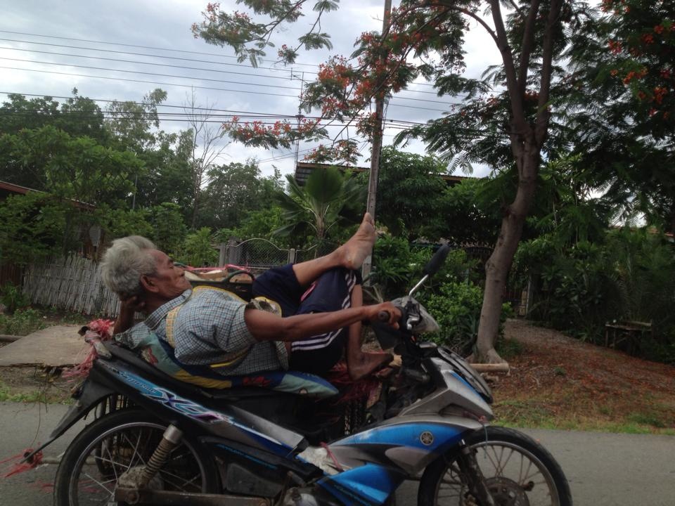 Cu ong vua nam vua chay xe may gay sot tren mang hinh anh