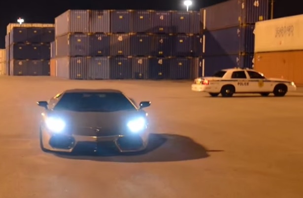 Lamborghini Aventador ma vang drift canh xe canh sat hinh anh
