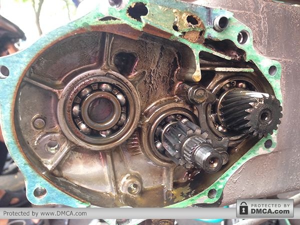 Hệ thống bánh răng chất lượng kém, không ăn khớp, bị gỉ sét, sứt mẻ bánh răng đều làm xe bị hú.