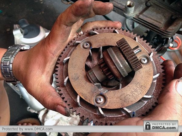 Xe đi lâu ngày không bảo dưỡng, nước vào khiến bánh răng bị gỉ sét làm xe gằn máy, hú và tốn xăng.