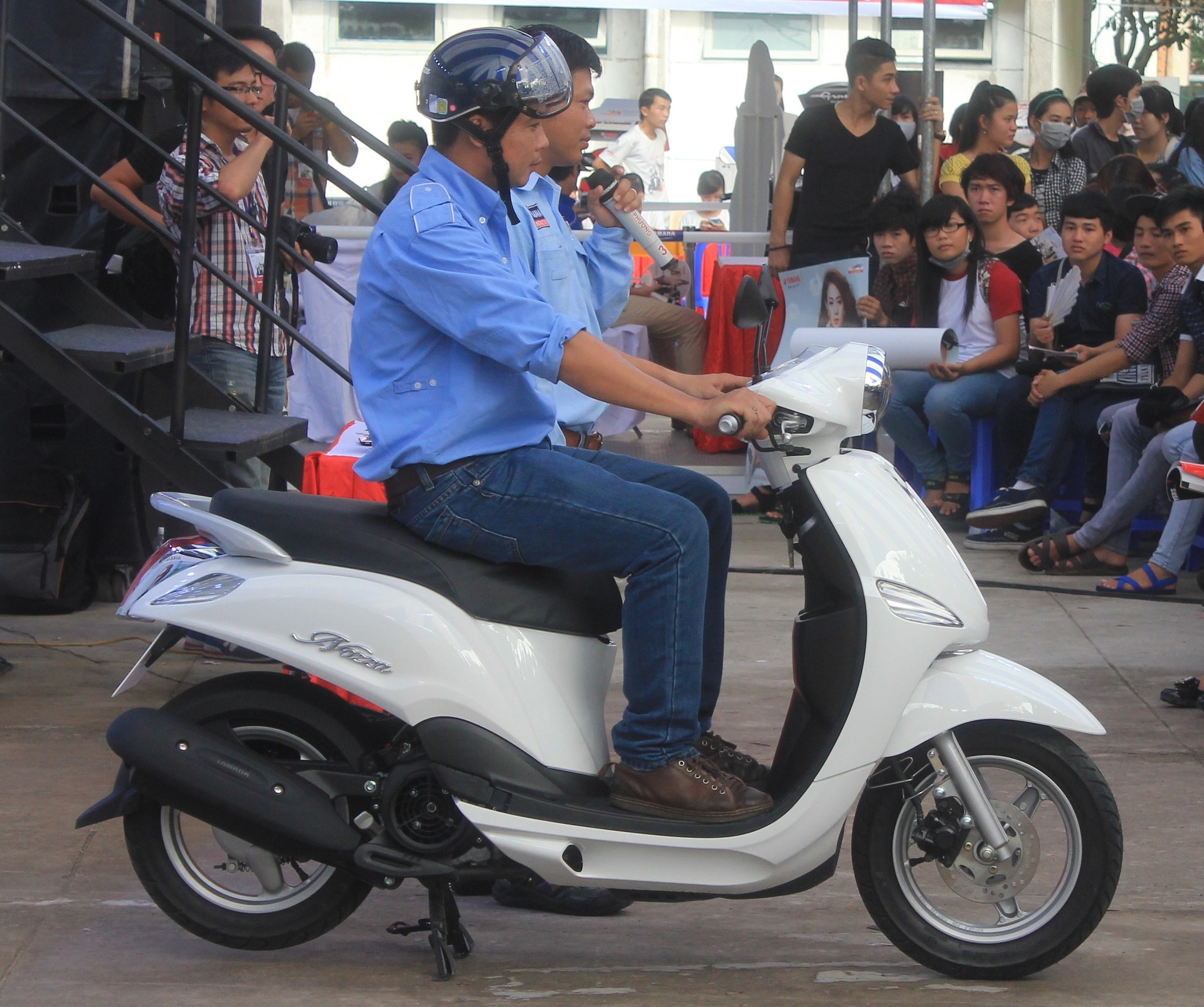 Ngoi xe tay ga the nao cho dung? hinh anh