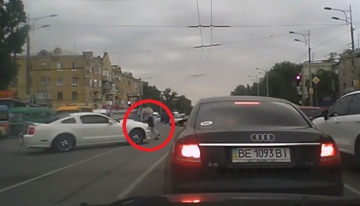 Mustang drift giua pho gay tai nan hinh anh