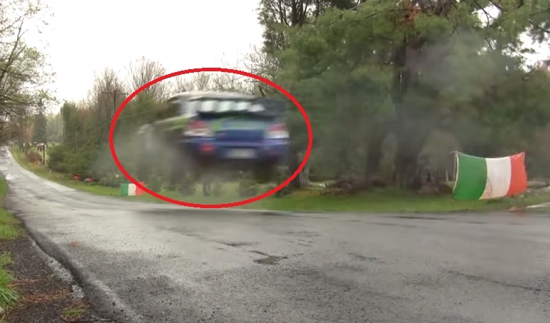 Oto bay tren duong cong cong hinh anh