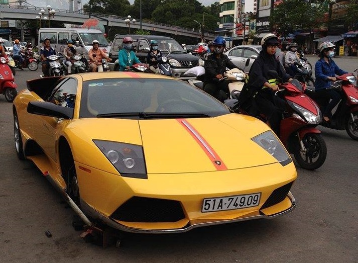 Lamborghini thay banh giua duong Sai Gon gay soc cu dan mang hinh anh