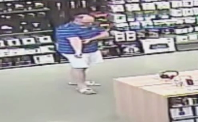 Cuu cau thu bong ro an cap do trong Apple Store hinh anh