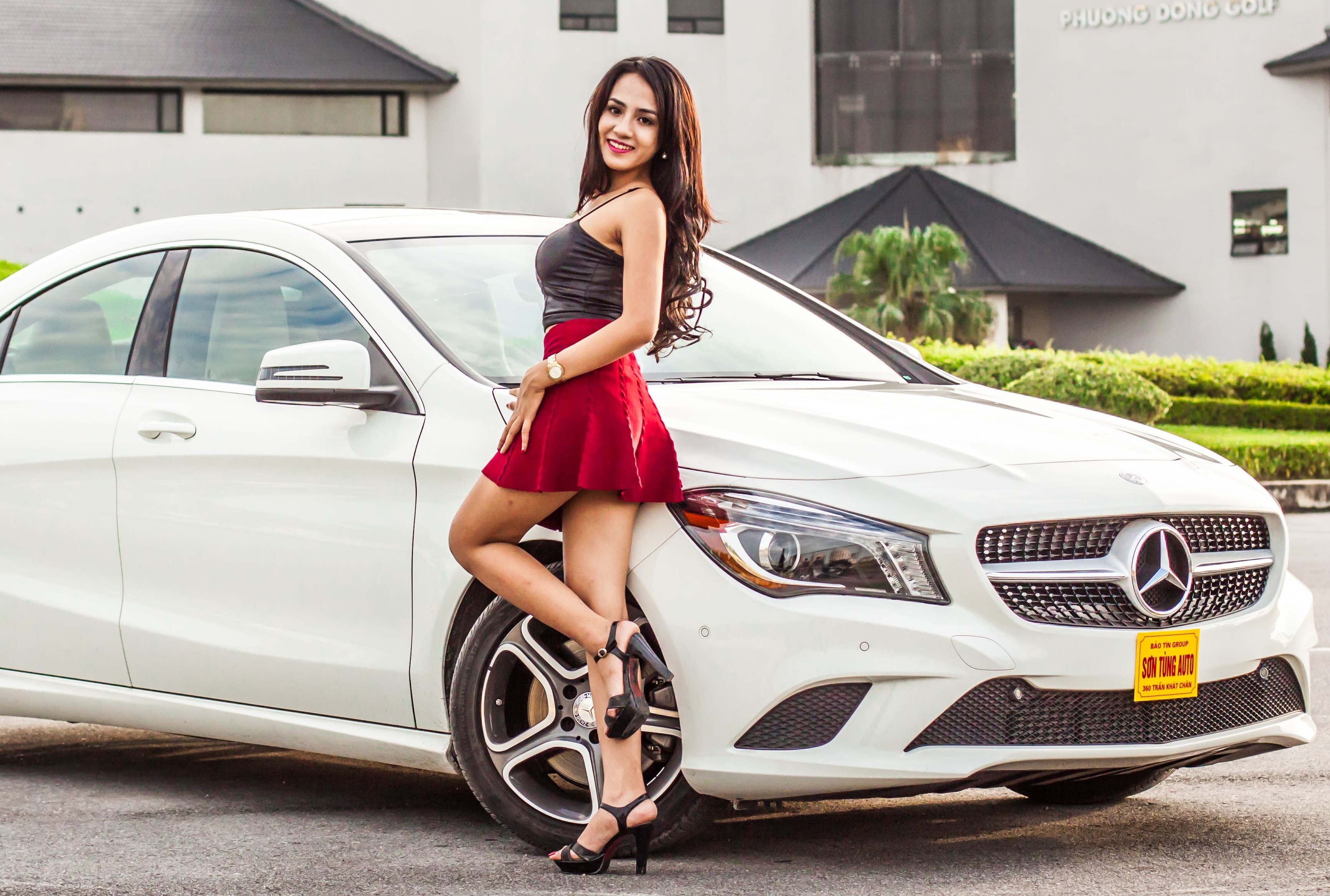 Thieu nu Viet goi cam ben xe sang Mercedes hinh anh