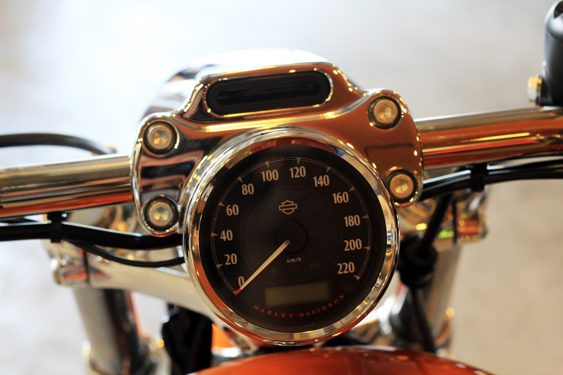 Xe tăng tốc từ 0-100km/h trong vòng 4,2 giây, trước khi đạt vận tốc tối đa 190 km/h. 