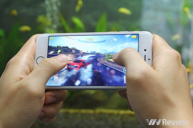 Tai sao iPhone 6 cau hinh binh thuong ma chay van muot? hinh anh