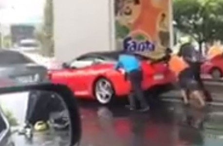 Day bo Ferrari qua doan duong ngap hinh anh